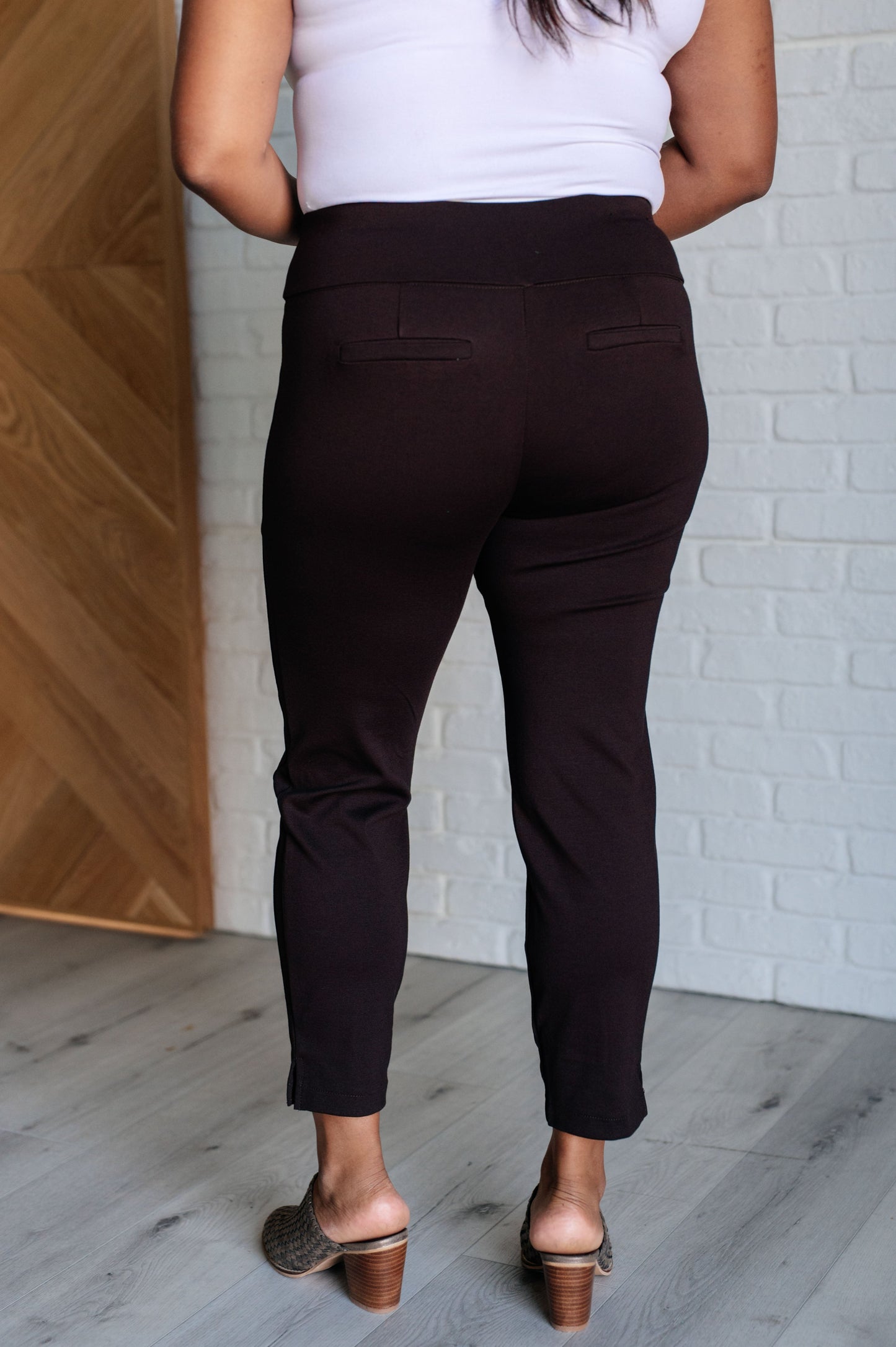 Magic Ankle Crop Skinny Pants in Chocolate